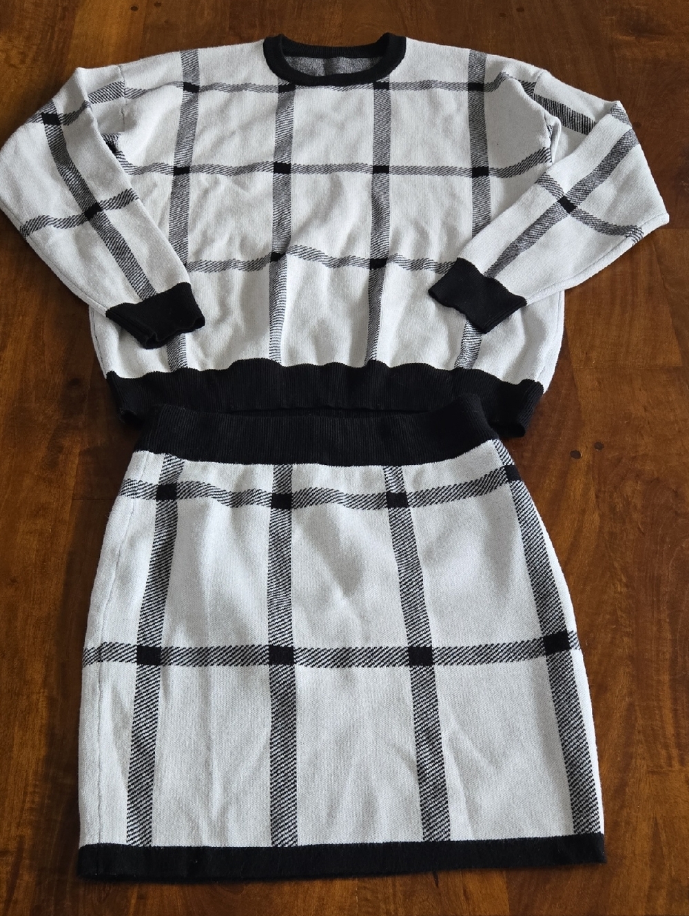 Black and White Windowpane Plaid Knit Sweater & Skirt Set Size Medium